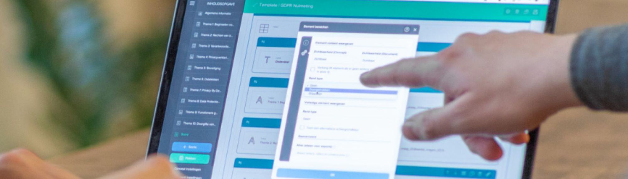 Twee-personen-bekijken-en-bespreken-een-formulierinstelling-op-een-Incontrol-software-via-een-laptop