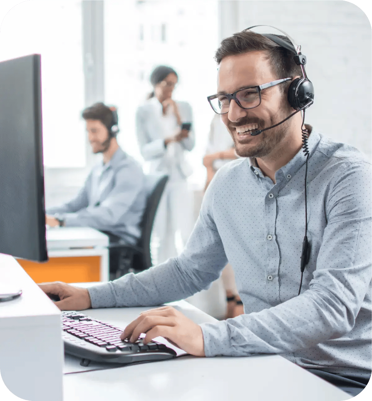 Customer-succes-medewerker-lachend-bezig-met-klanten-helpen